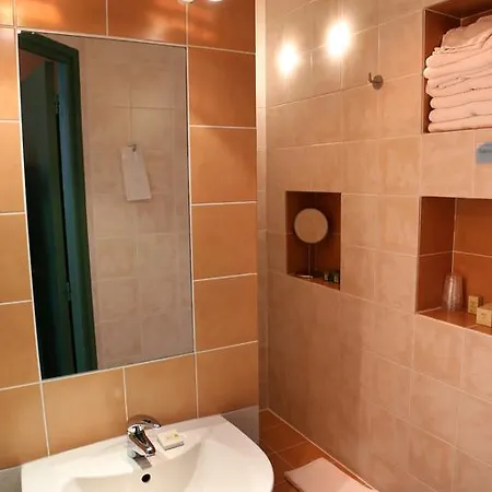 Logis La Garissade Hotel 2*