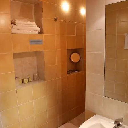 Logis La Garissade Hotell