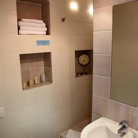 Logis La Garissade Hotell