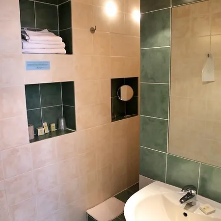 Logis La Garissade Hotel 2*